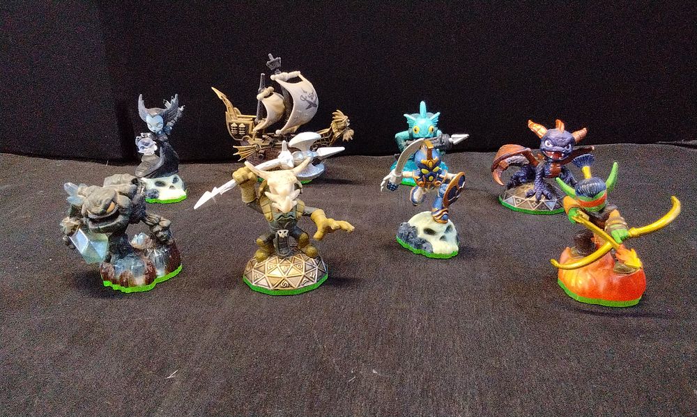 Lot 272: 7x Skylander Action Figures and Ship