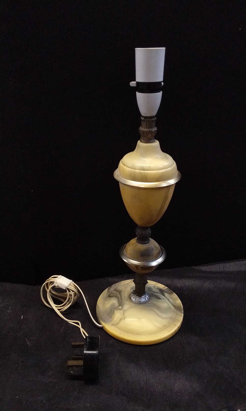 Lot 452: Composite Marble Onyx Effect Table Lamp