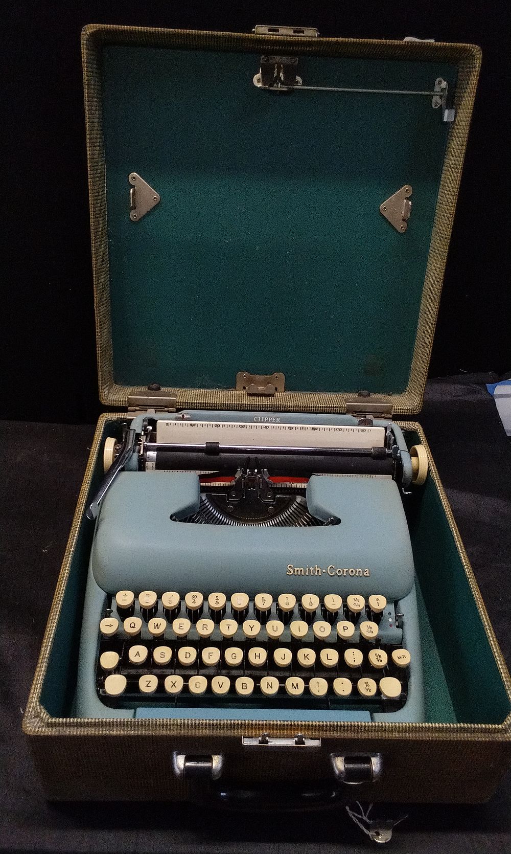 Lot 466: Vintage Smith-Corona Duck Egg Blue Typewriter