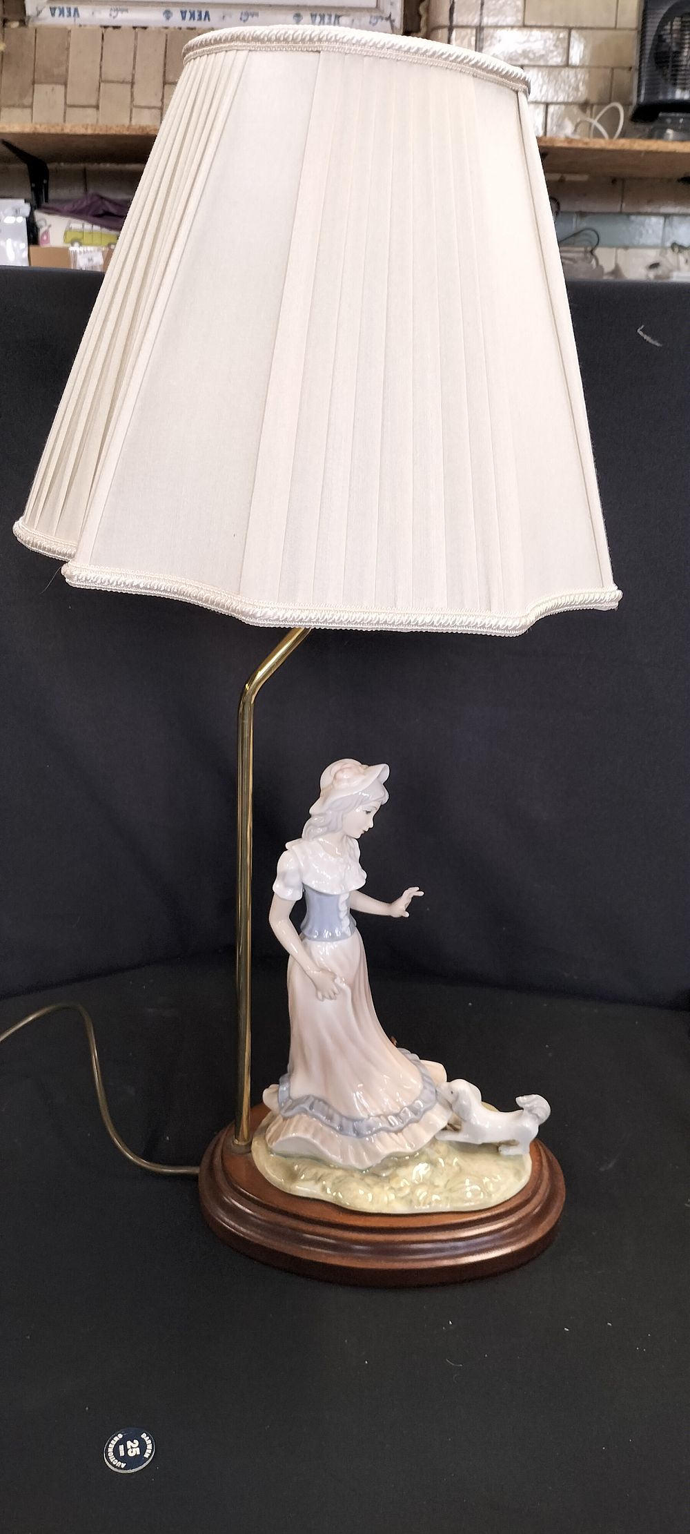 Lot 344: Table Lamp with Lladro Style Figurine Decoration