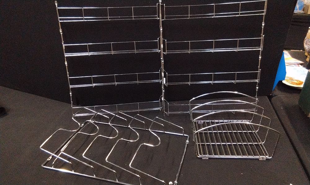 Lot 480: 4x Metal Pan Lid Holders and wire Shelf Racks