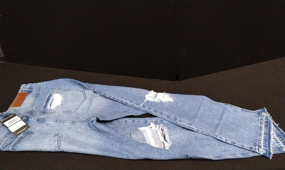 Lot 678: Brand New. Mennace Ripped Knee Relaxed Tapered Jeans,