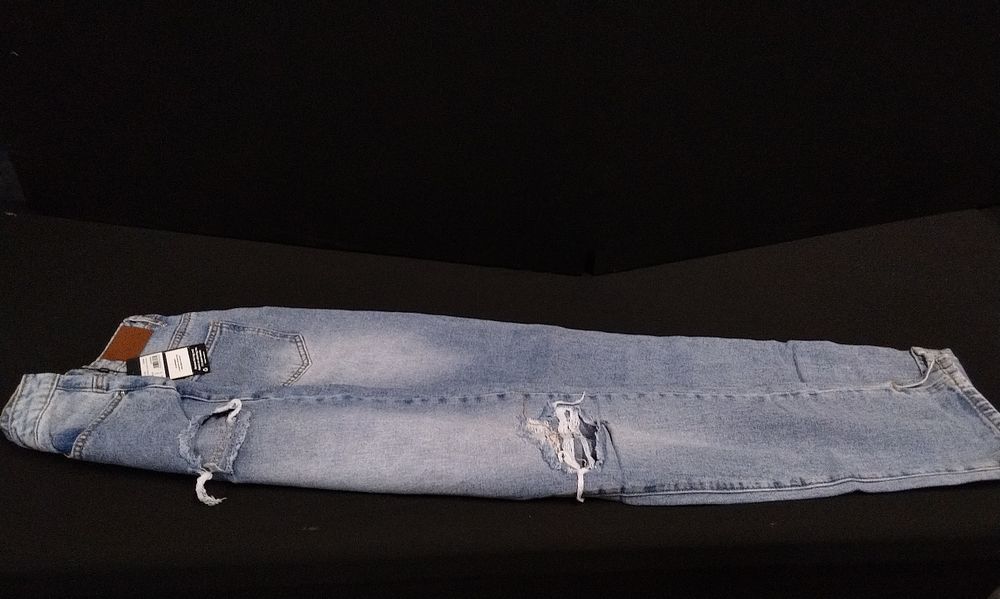 Lot 680: Brand New Missguided Loose Fit Straight Leg Split Hem Jeans