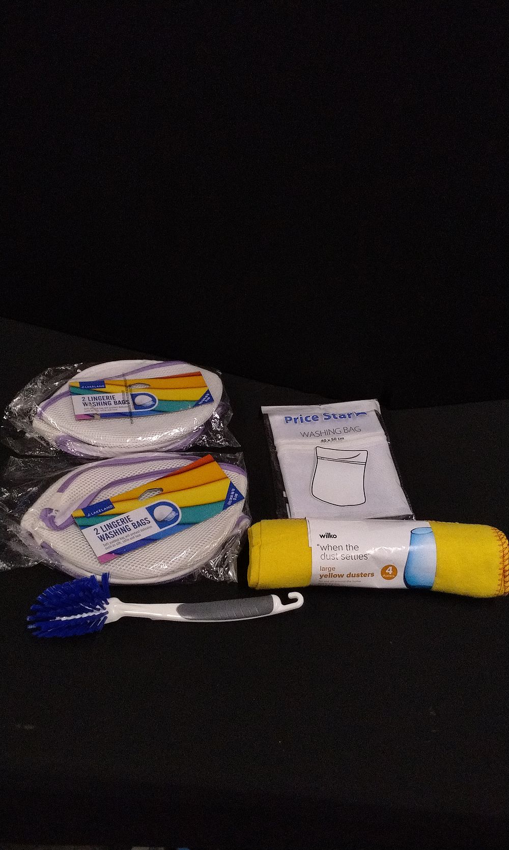 Lot 682: Mixed Household Washing Delicates Wash Mmesh Bags, Scrubbing Brush and a Pack of 4 Yellow Dusters