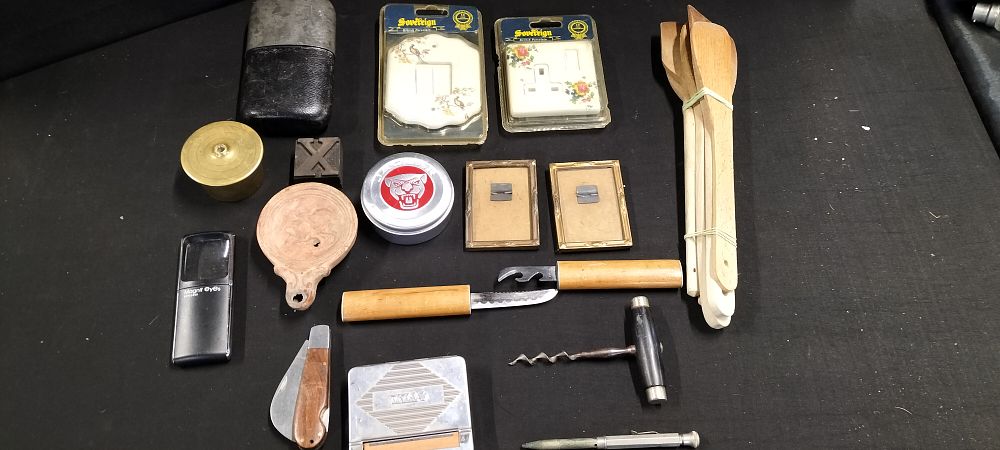 Lot 368: A Mixed Lot of Items Including a Rizla...