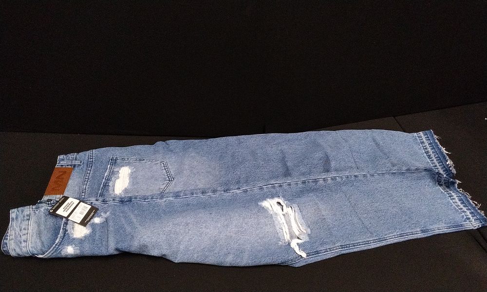 Lot 694: Brand New Mennace Ripped Knee Relaxed Tapered Jeans,