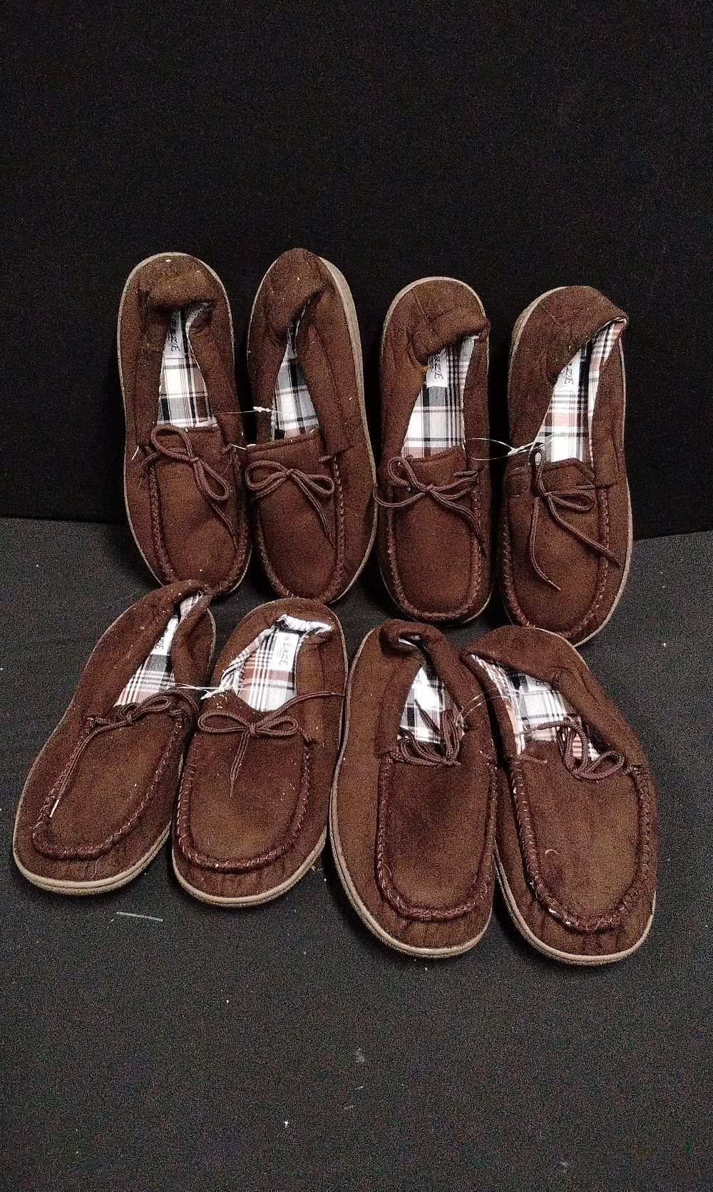 Lot 698: 4x Brand New Pairs of Mocassan Slippers