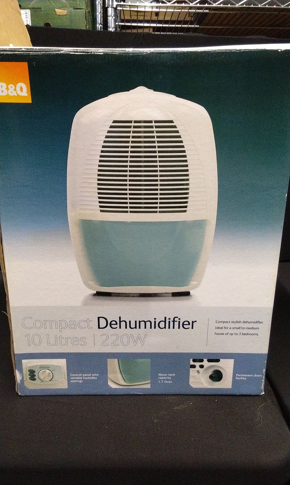 Lot 699: B&Q 10L, 220W Compact Dehumidifier