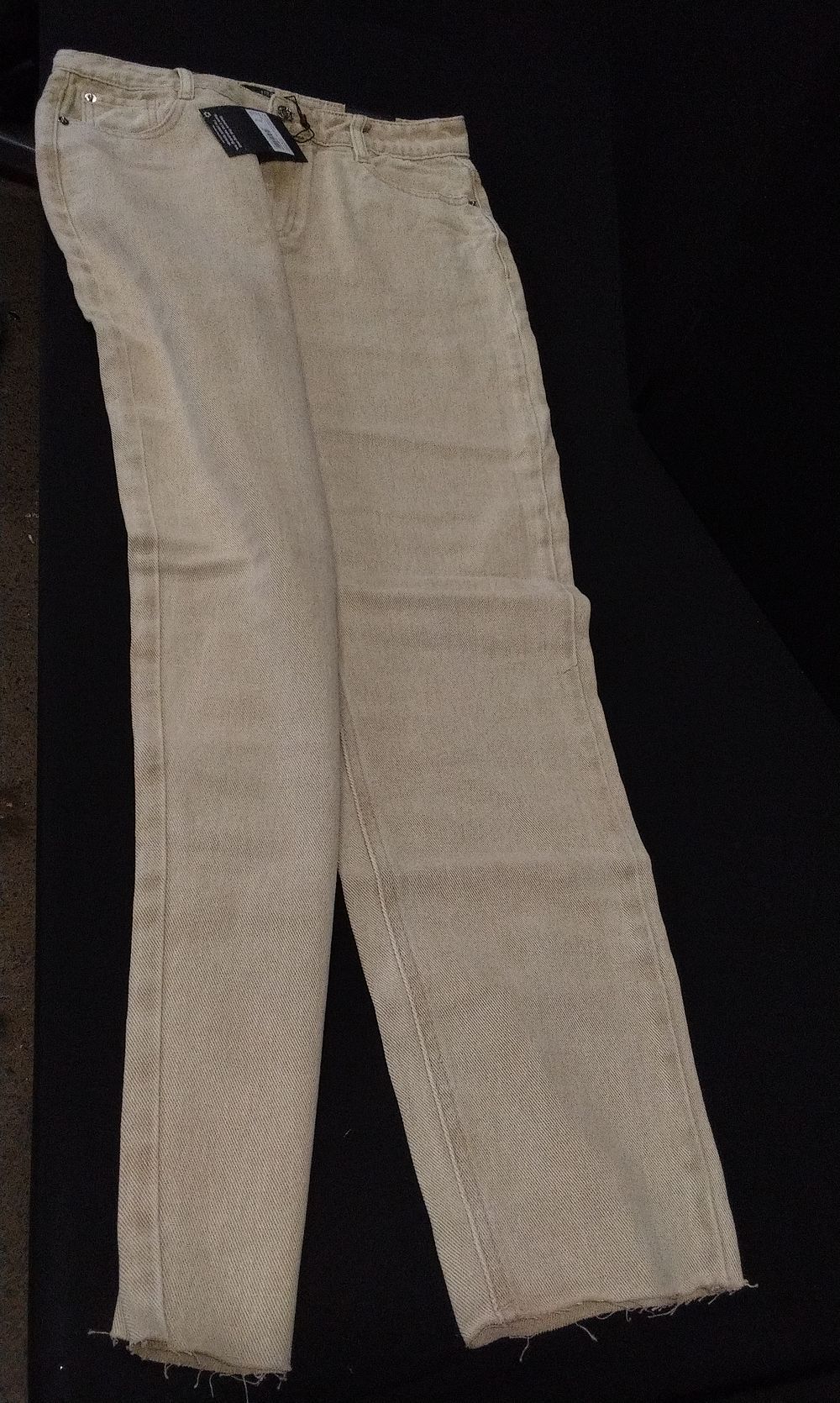 Lot 711: Brand New Missguided. Riot Highwaisted Raw Hem Mom Jeans