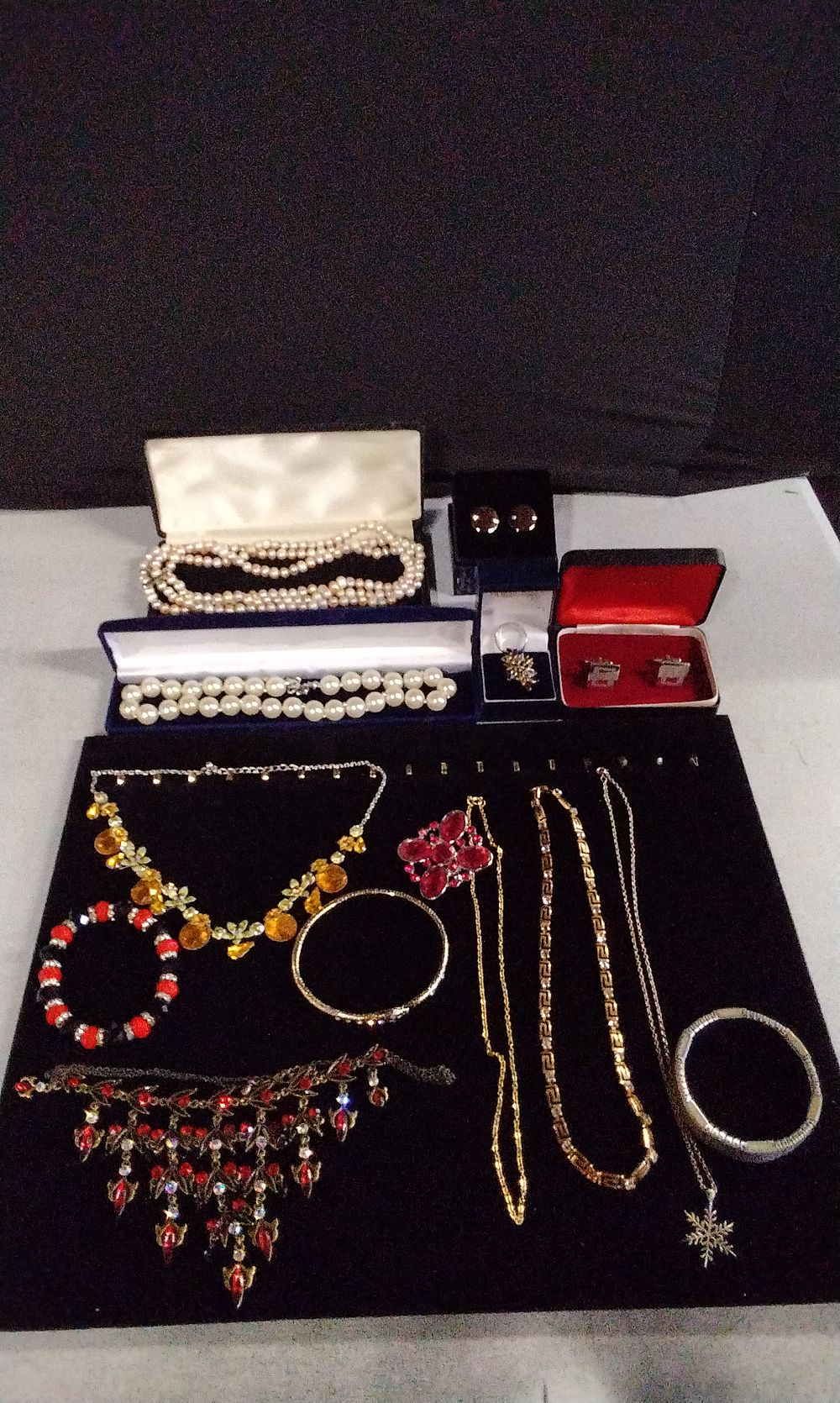 Lot 204: Selection of Various Costume Jewellery