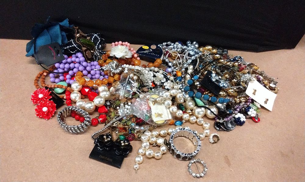 Lot 207: Large Quantity of Costume Jewellery