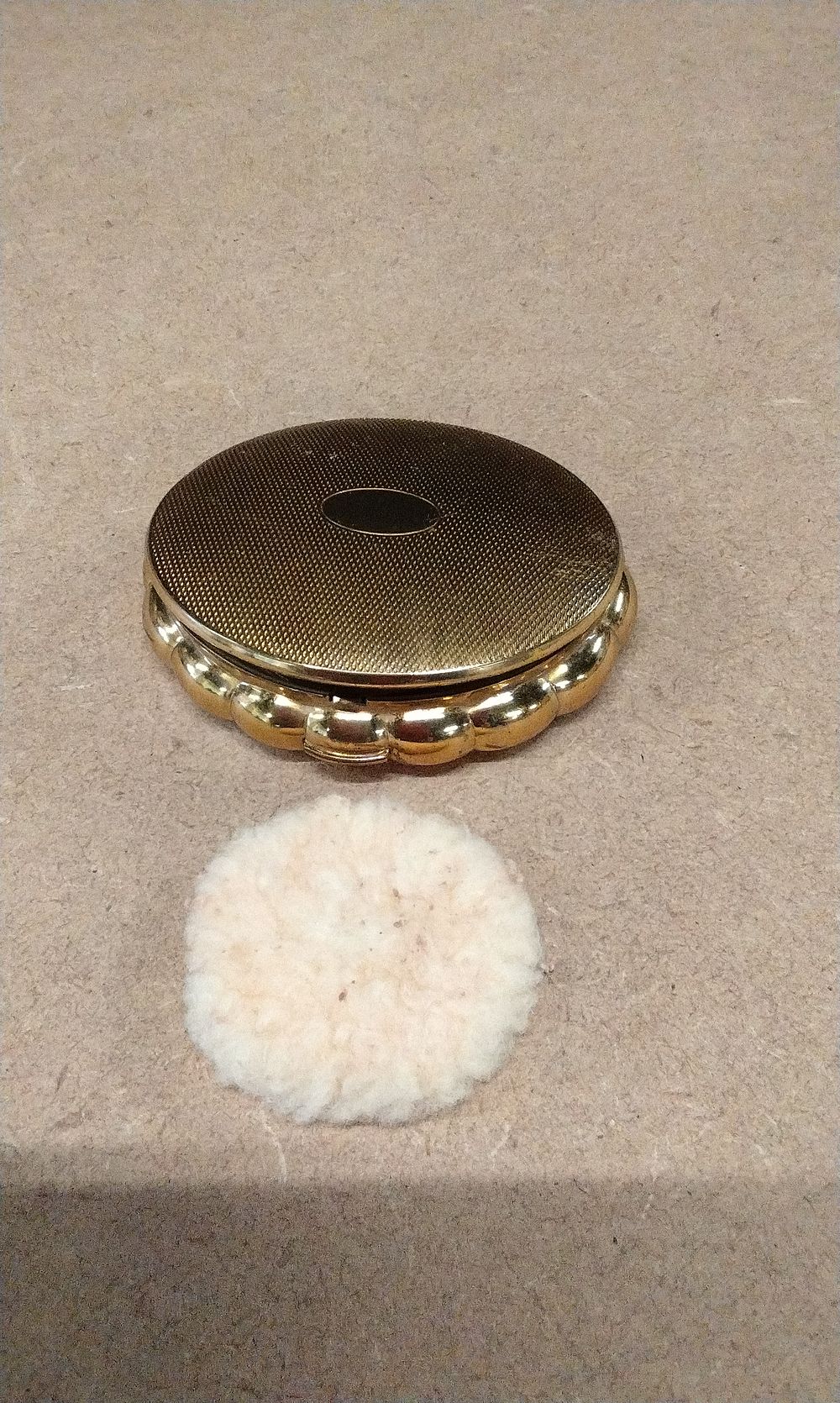 Lot 218: vintage Kigu powder compact