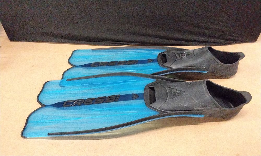 Lot 223: Pair of Cressi Flippers Size UK 4-5