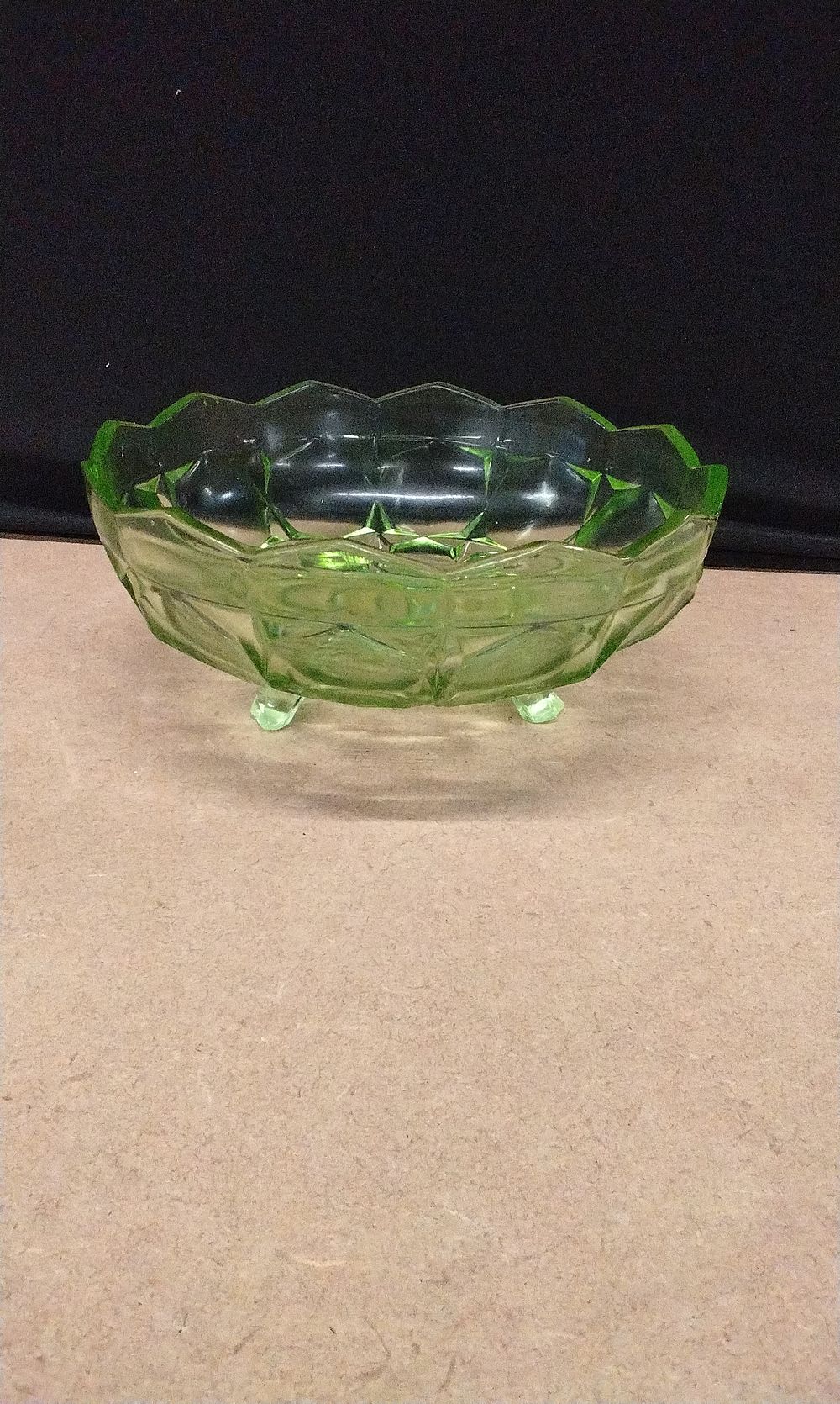 Lot 565: vintage Art Deco Green Glass Footed Wowl