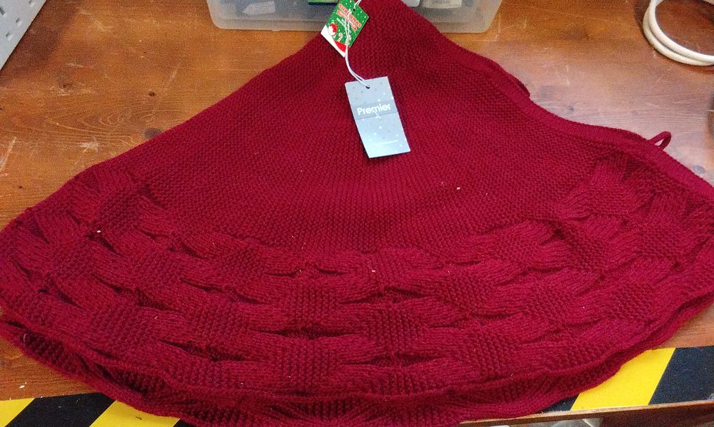 Lot 654: Premier Red Knitted Christmas Tree Skirt