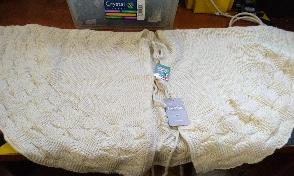 Lot 655: Premier Cream Knitted Christmas Tree Skirt