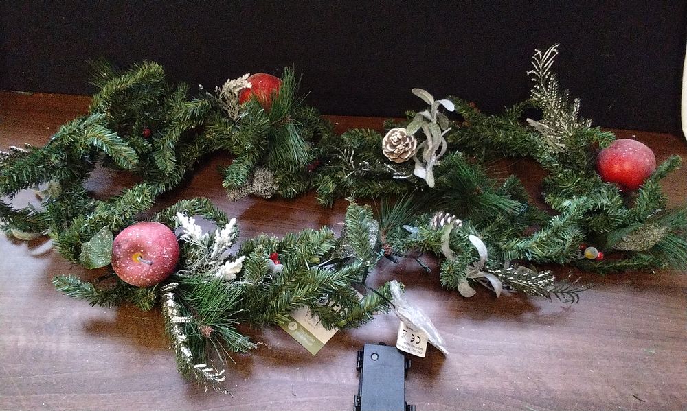 Lot 657: Premier Battery Operated Pre Lit Christmas Garland