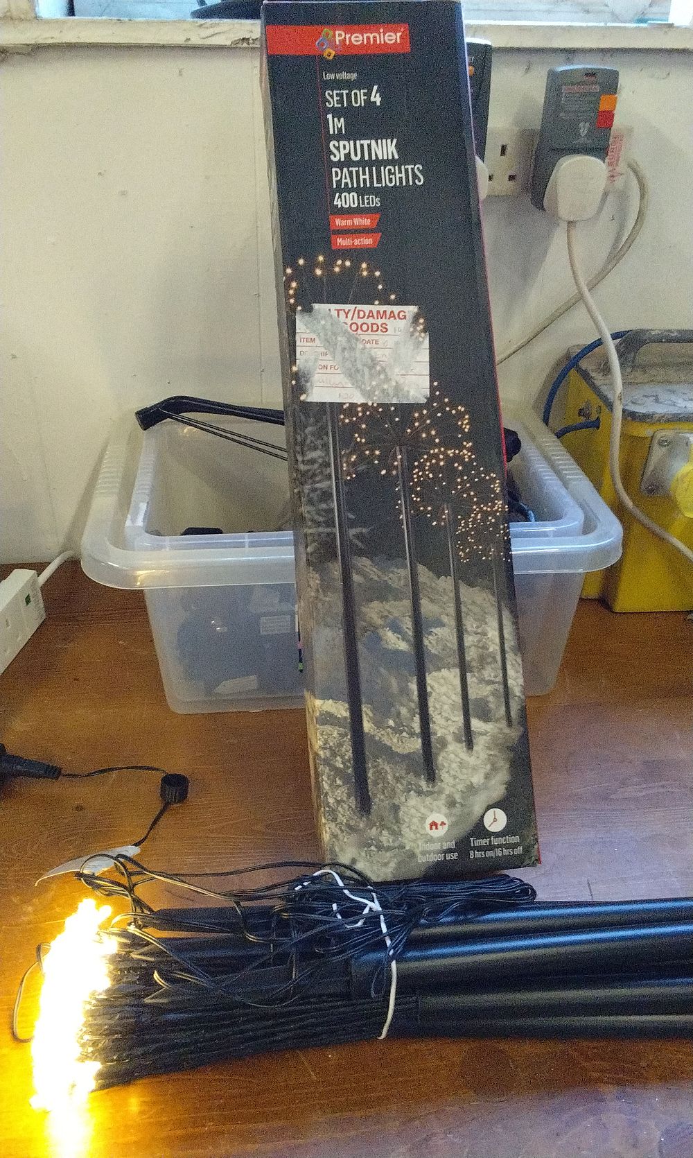 Lot 658: Premier 400 LEDs, Set of 4 1M Sputnik Path Lights