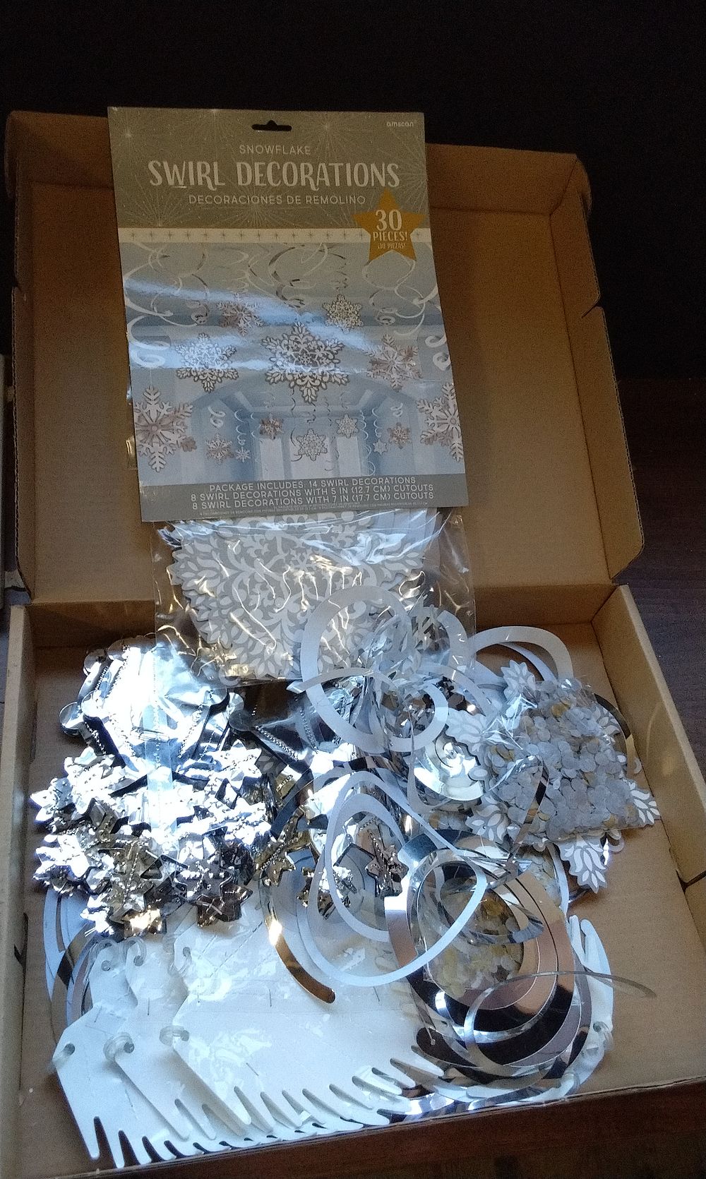 Lot 660: 2x Amscan 30 Piece Snowflake Swirl Decorations