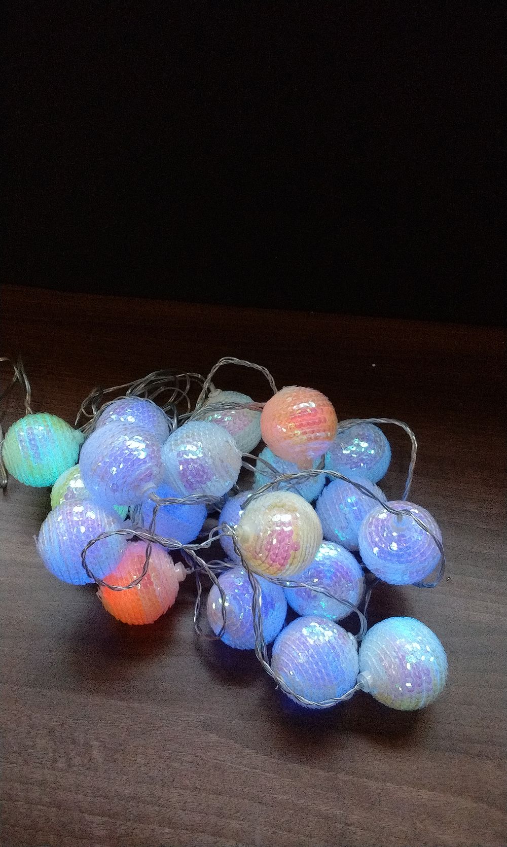 Lot 699: 20 Sequined Bauble LED String Lights