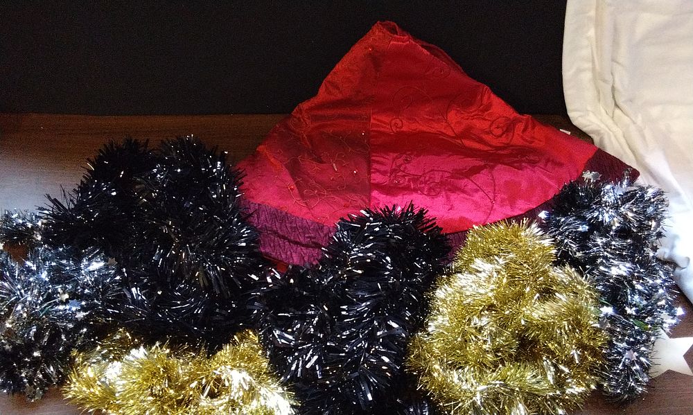 Lot 700: Selection of Various Christmas Items
