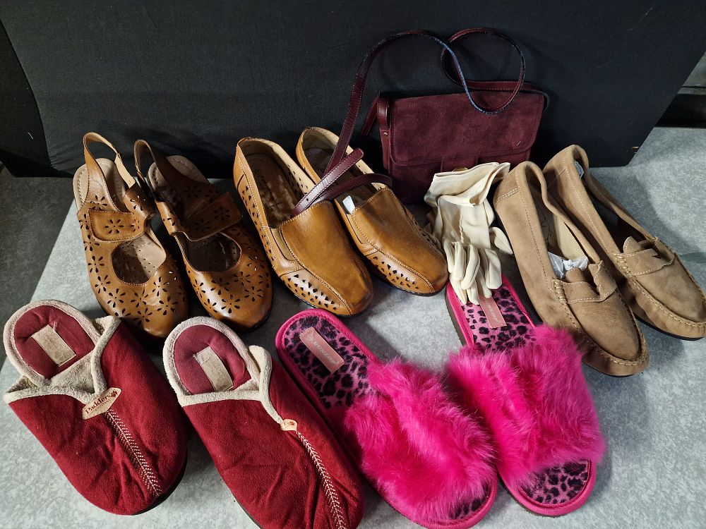 Lot 706: Selection of Ladies Footwear, Handbag and Gloves