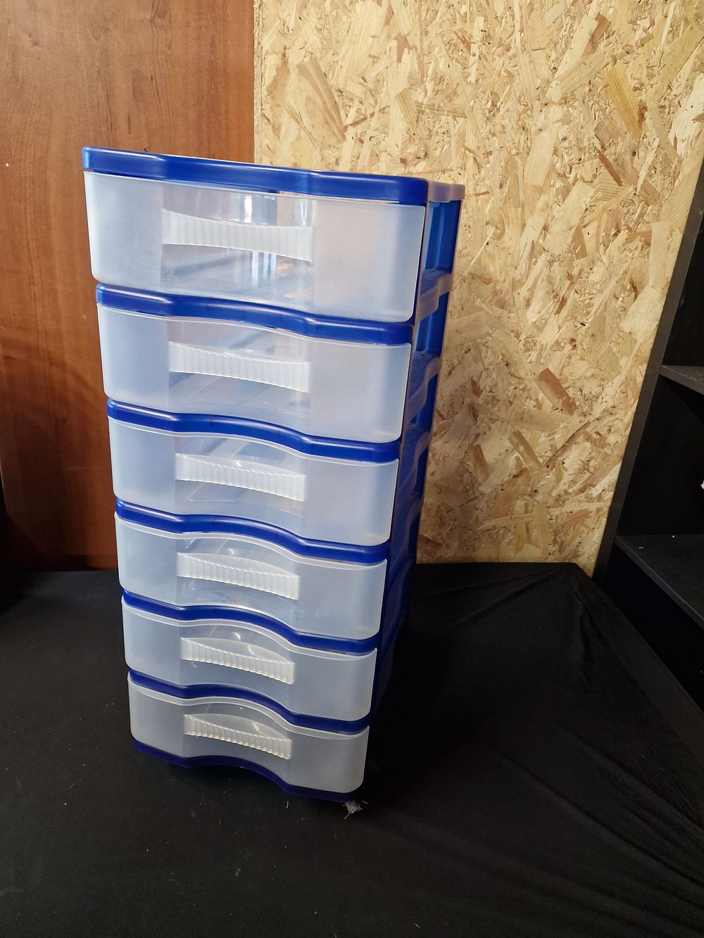 Lot 781: Plastic 6 Drawer Storage Unit on Wheels