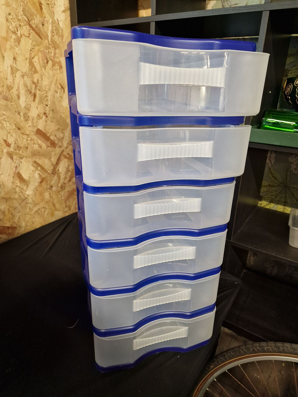 Lot 785: Plastic 6 Drawer Storage Unit