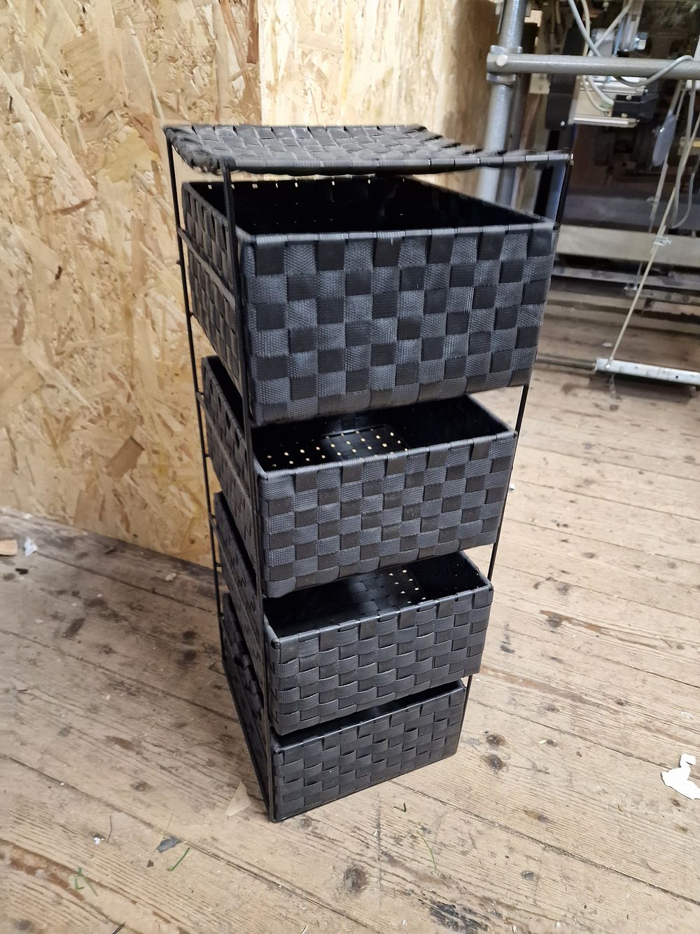 Lot 798: Wireframe Unit with 4 Basket Drawers