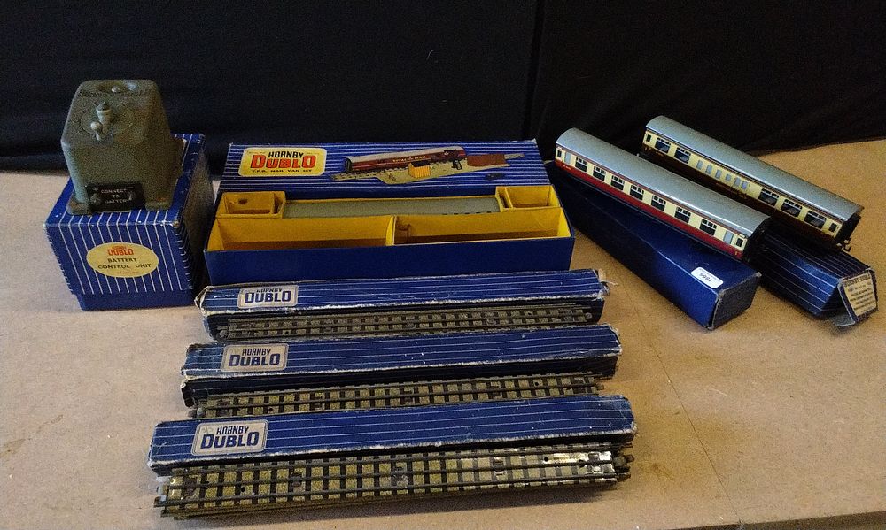 Lot 163: Seven  Hornby Dublo 00 Gauge Train Pieces