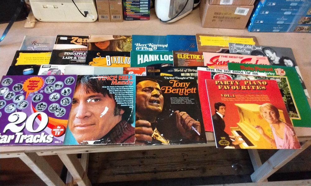 Lot 177: A Collection of 25 x Vintage Country and Pop Vinyl Records