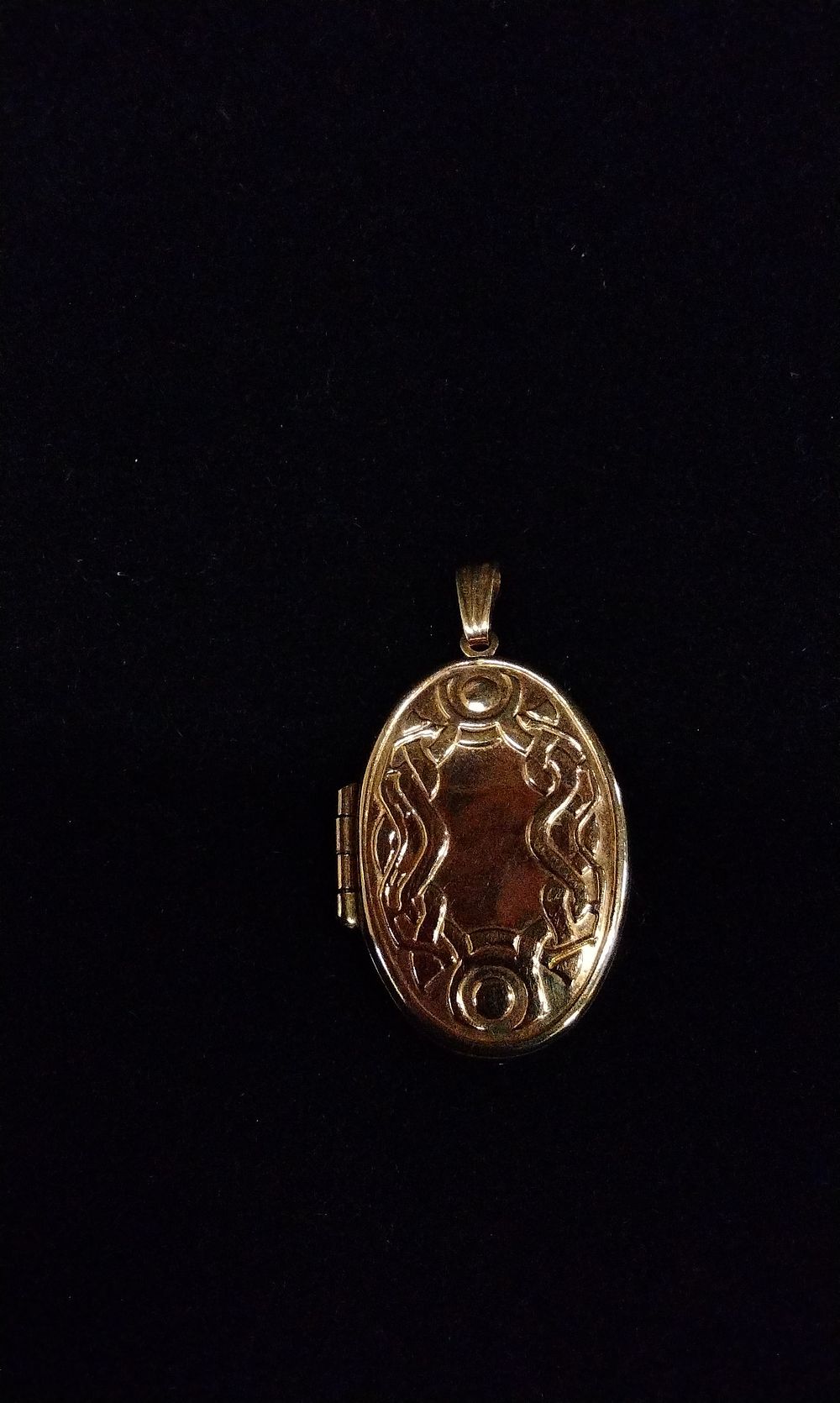 Lot 189: 9ct Gold Oval Locket with Celtic Inscription