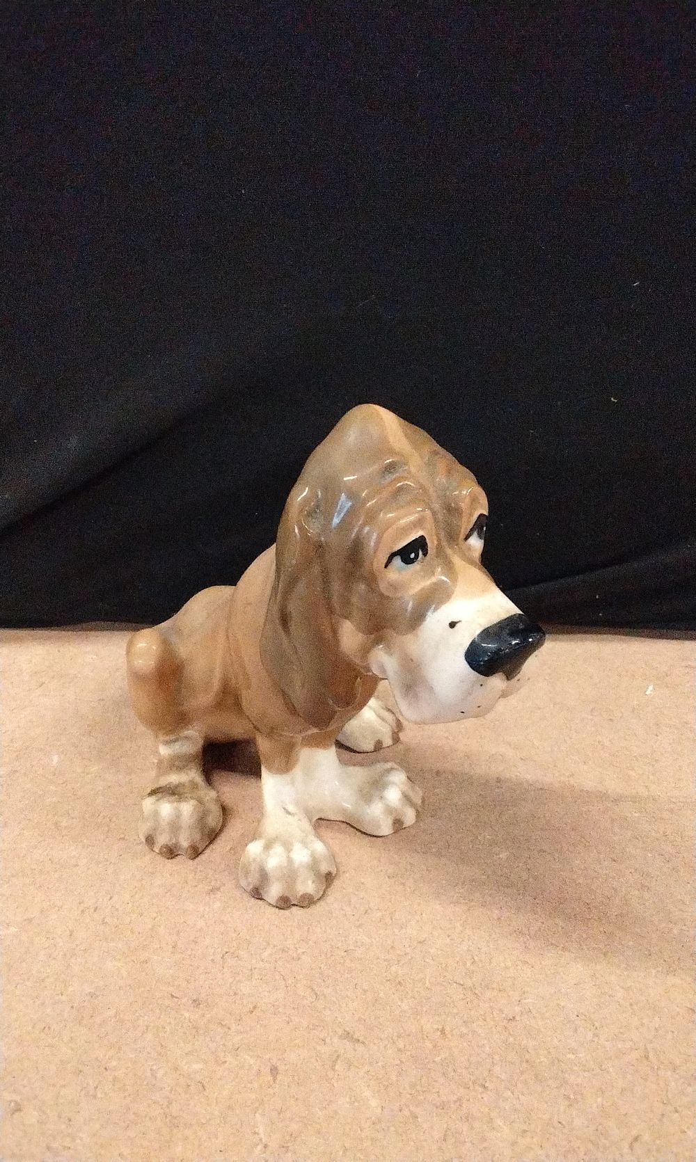 Lot 194: A Szeiler Ceramic Hound Dog Figurine