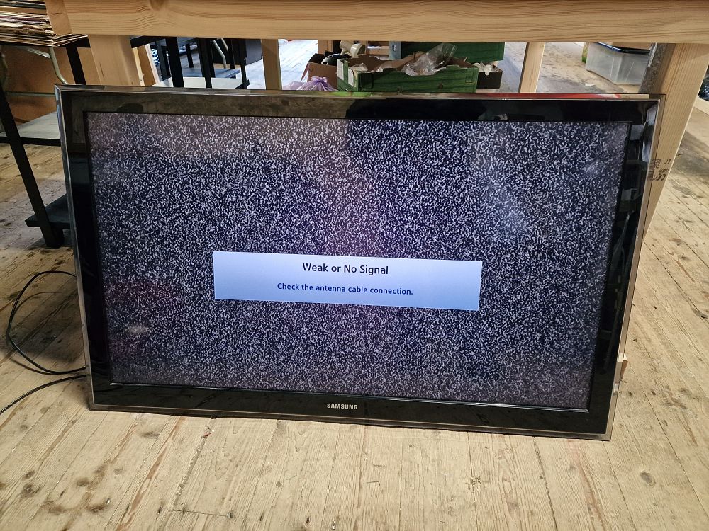 Lot 382: Samsung LE46D550K1W Flat-Screen Television