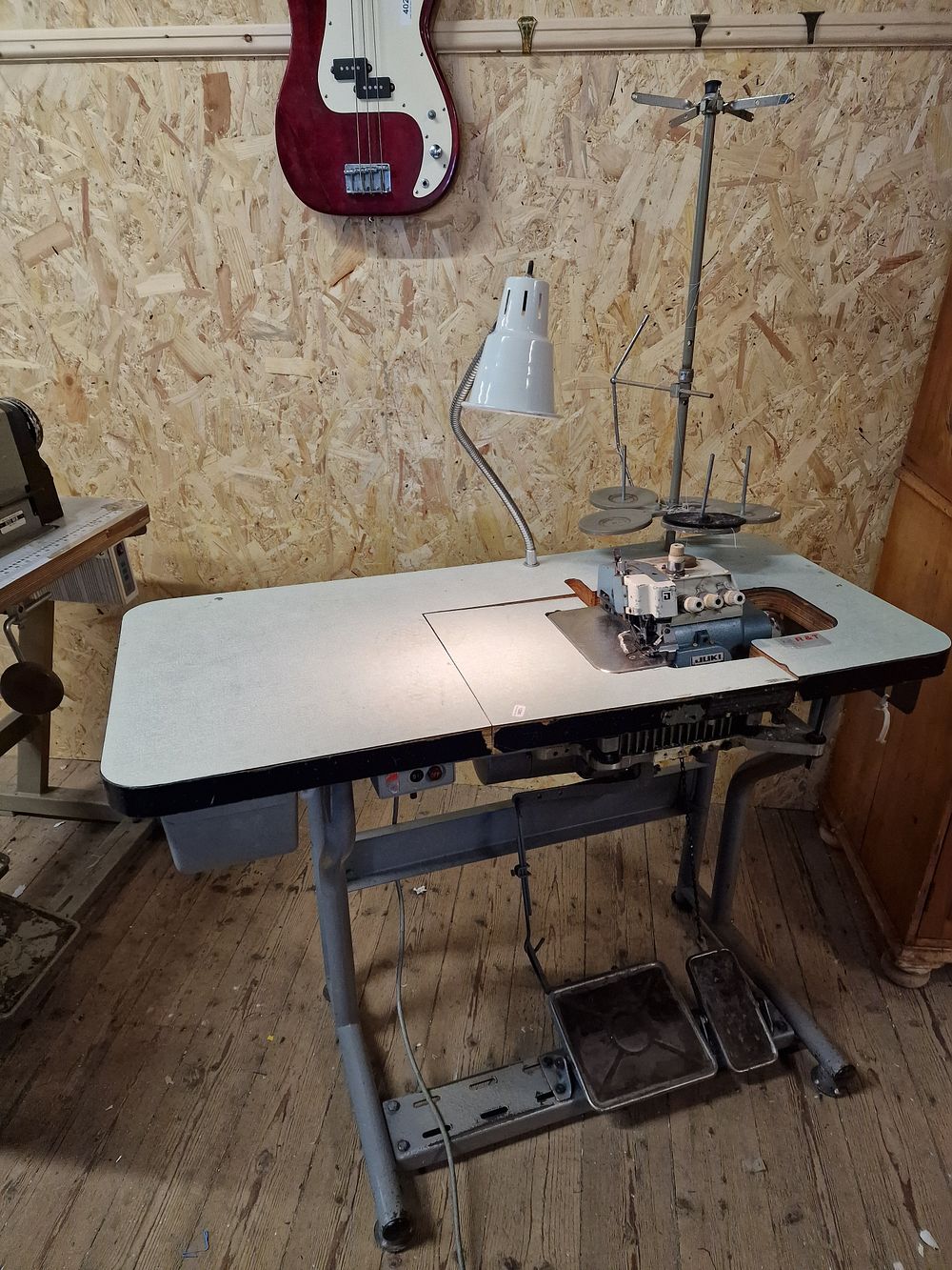 Lot 383: JUKI MO-816 CLASS DDO Industrial Overlock Sewing Machine
