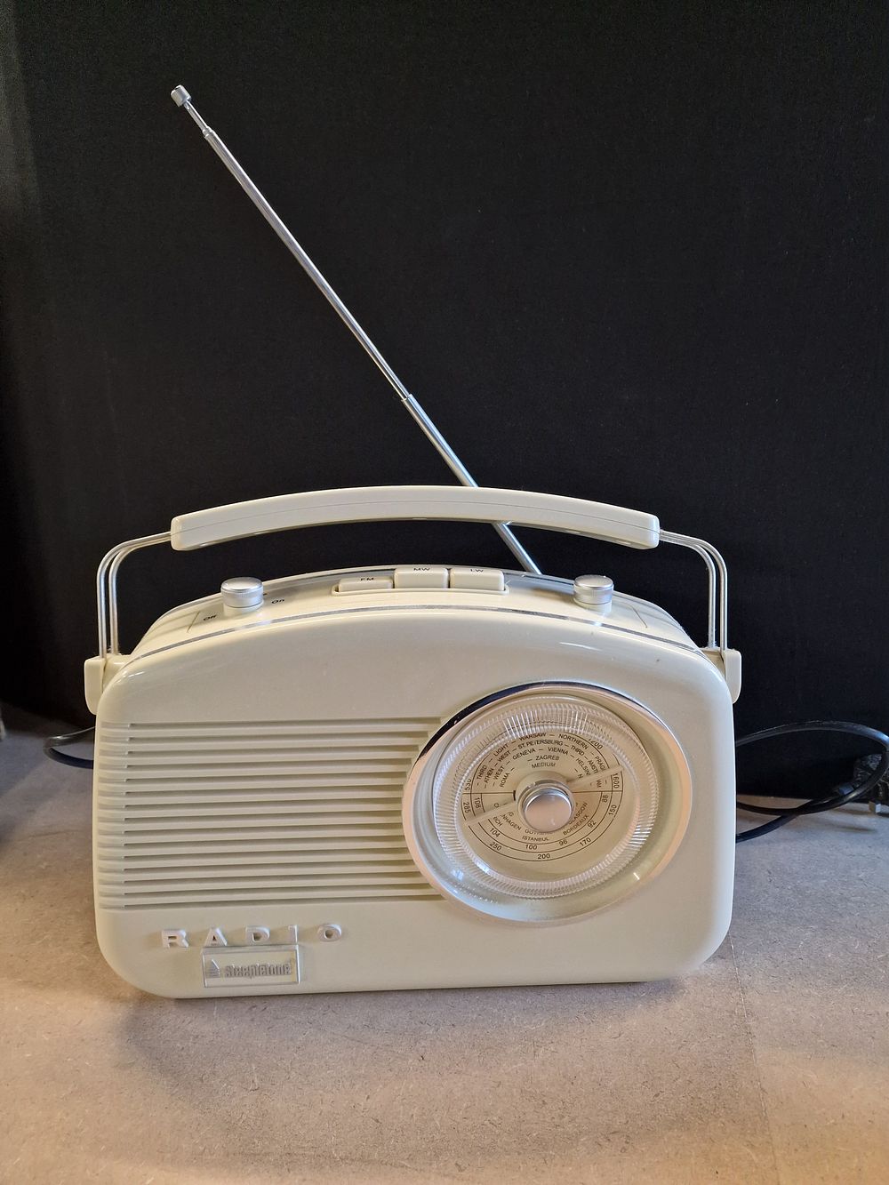 Lot 395: Steepletone Brighton Retro Portable Radio, Tested for Power