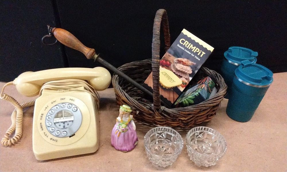 Lot 202: A Collection of Miscellaneous Household Items, Mid-20th Century and Later