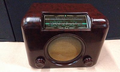 Vintage Bush DAC 90 A Bakelite Mains Receiver Radio. Untested. No Power Supply. A single dark 