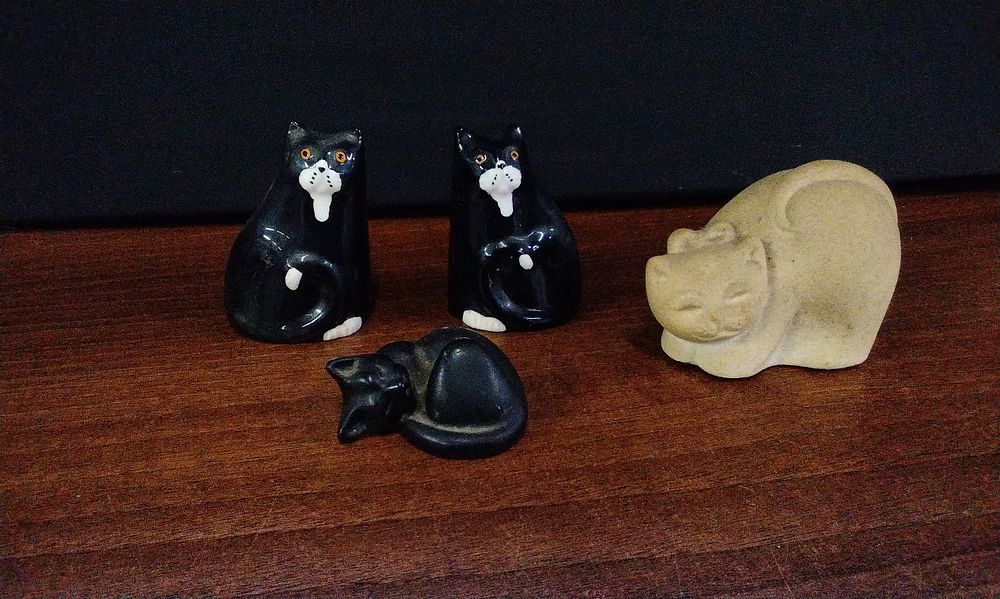 Lot 502: A Collection of Ceramic Cat Figurines