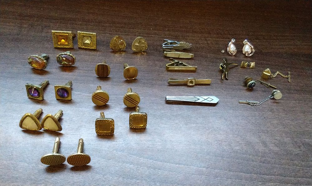 Lot 552: A Collection of Gold-Toned Vintage Mens Accessories and Earrings