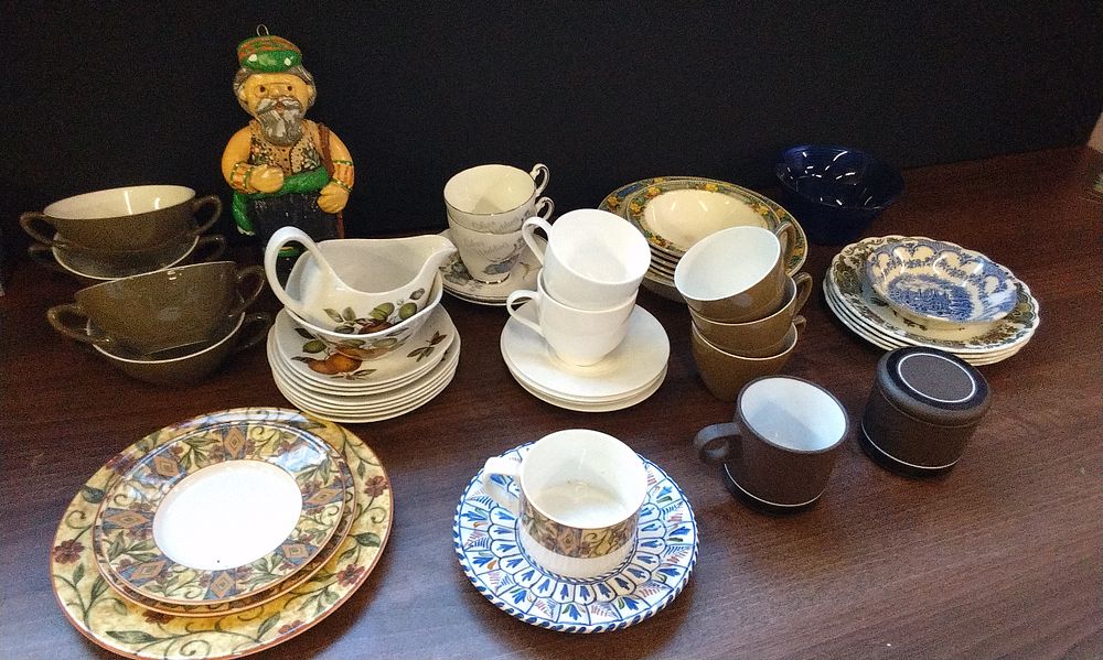 Lot 559: A Collection of  Mixed Ceramic Tableware Pieces. COLLECTION ONLY