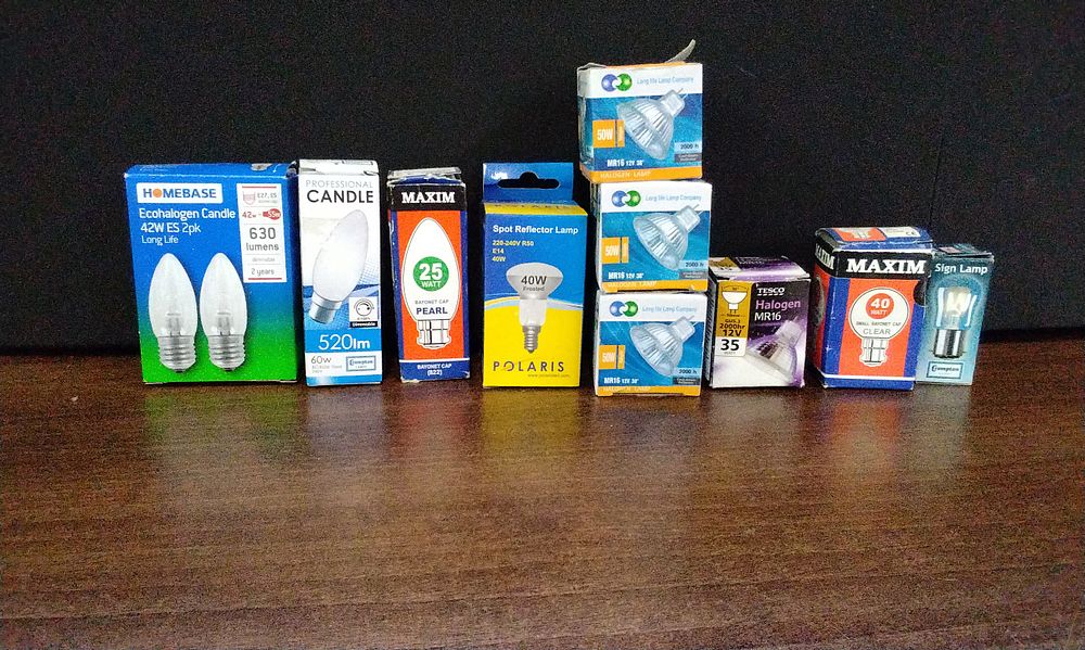 Lot 560: A Collection of 11 Assorted Homebase Maxim Halogen Light Bulbs