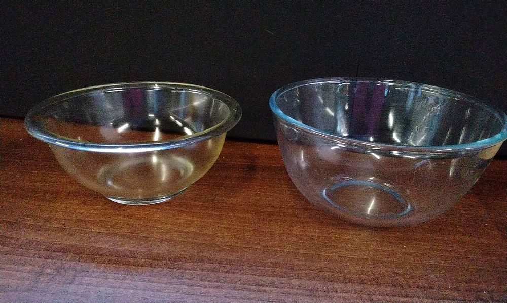 Lot 563: A Pair of Pyrex Clear Glass Mixing Bowls