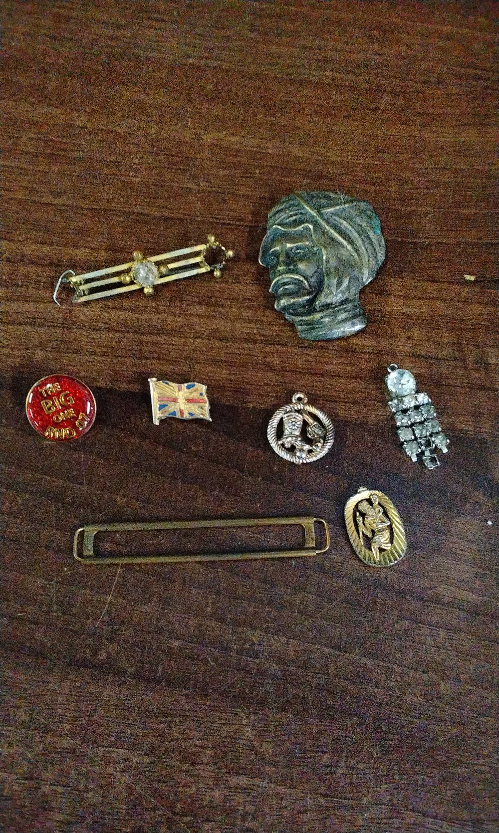 Lot 571: A Collection of Eight Vintage Pins Brooches and Charms