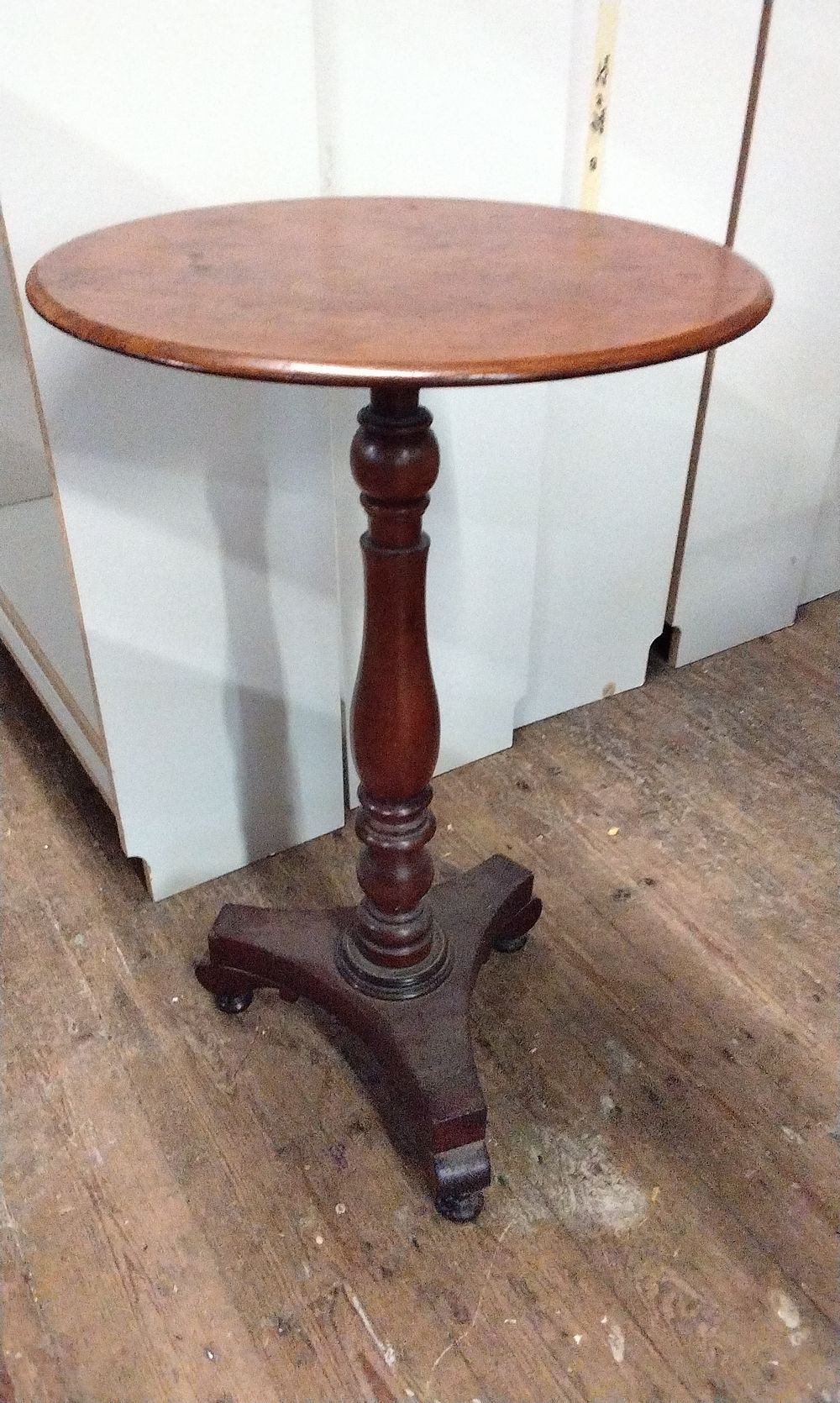 Lot 584: Dark Reddish-Brown Wooden Circular Pedestal Table