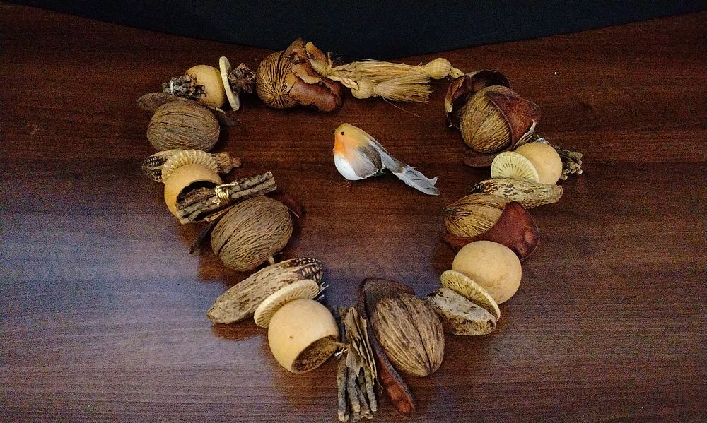 Lot 585: Shaped wood Arrangement with Artificial Feathered Robin
