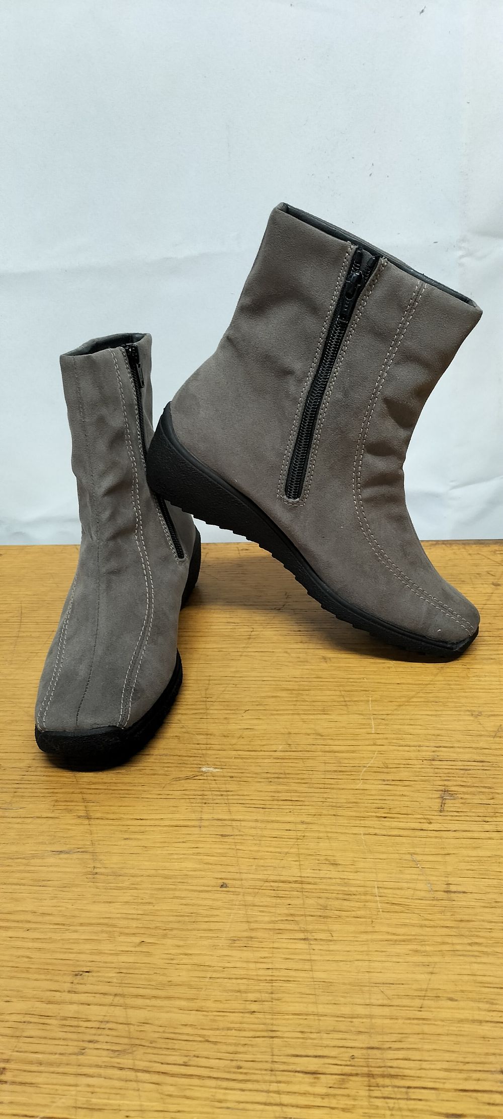 Lot 543: A Pair of Rohde Ladies Beige Ankle Boots Size 4 1/2