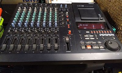 Yamaha MD8 8-Track Multitrack Mini Disc Recorder and Manual. A lot of two items consisting of a 