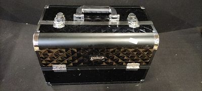 Geko Heavy Duty Black Geometric Makeup Vanity Case. A single black Geko professional vanity case 