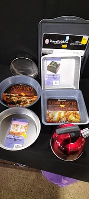 A Collection of Seven Kitchenware and Bakeware Items. A collection of seven kitchenware items 